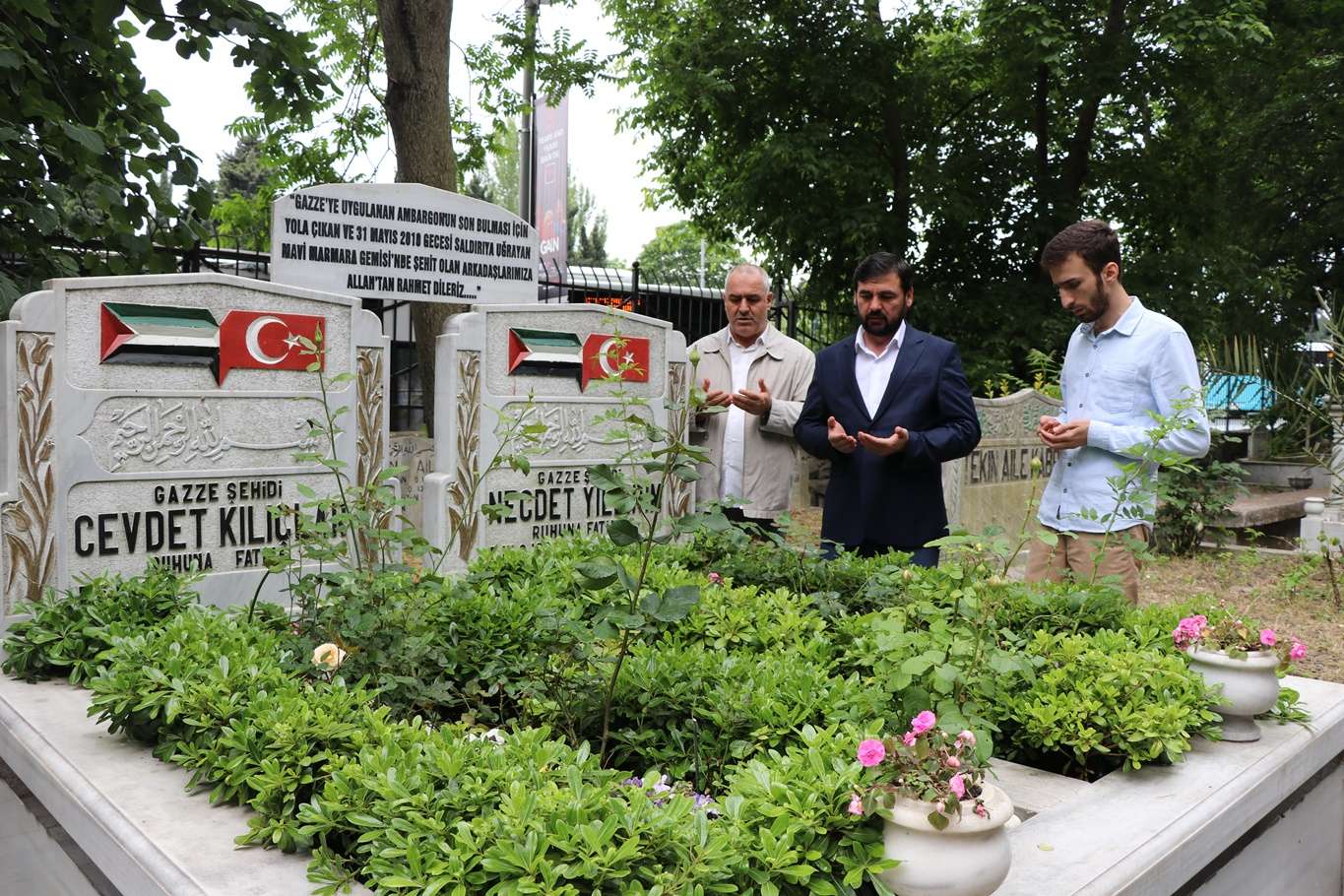 HÜDA PAR İstanbul İl Başkanlığı Mavi Marmara şehitlerini kabirleri başında rahmetle andı HÜDA PAR İstanbul İl Başkanlığı Mavi Marmara şehitlerini kabirleri başında rahmetle andı